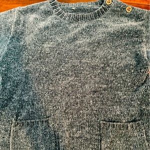 super comfy long sleeve sweater! with pockets in the front.